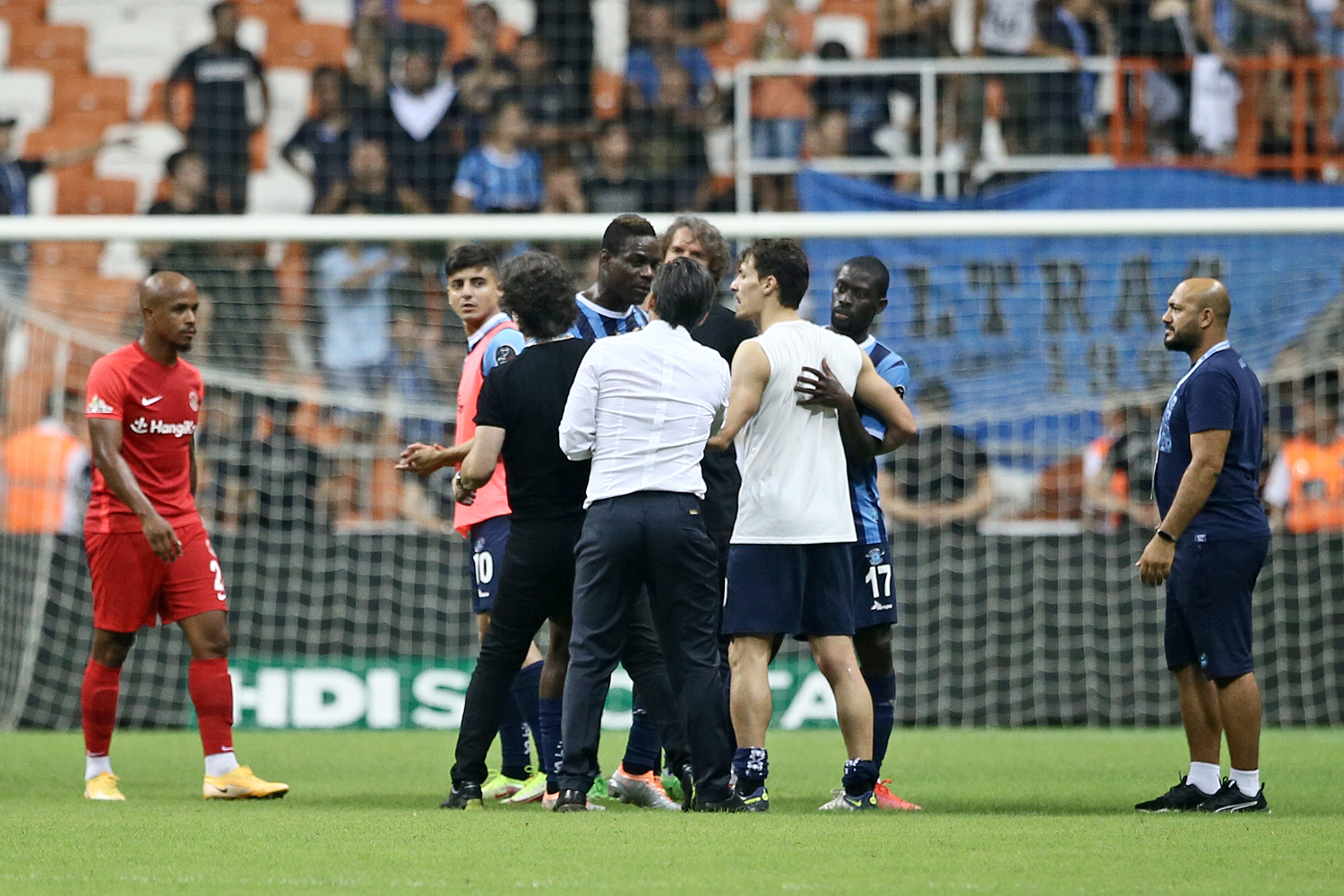 Ma� sonunda b�y�k kavga! Montella ve Balotelli...