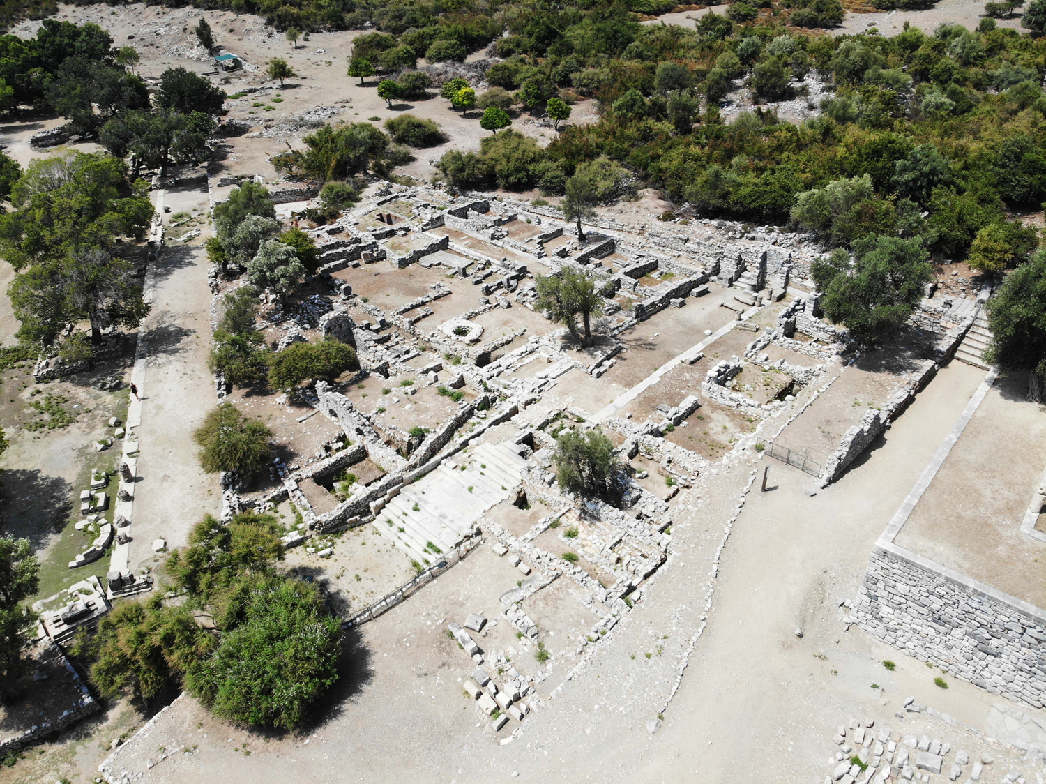 2 bin 400 y�ll�k kaya mezarlar� g�n y�z�ne ��kar�l�yor