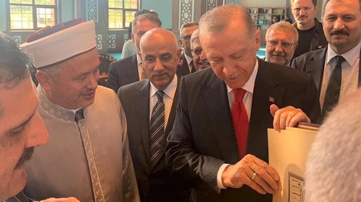 Cumhurbakan Erdoan'dan Ktahya Mehmetik Camii'ne Kur'an- Kerim hediyesi