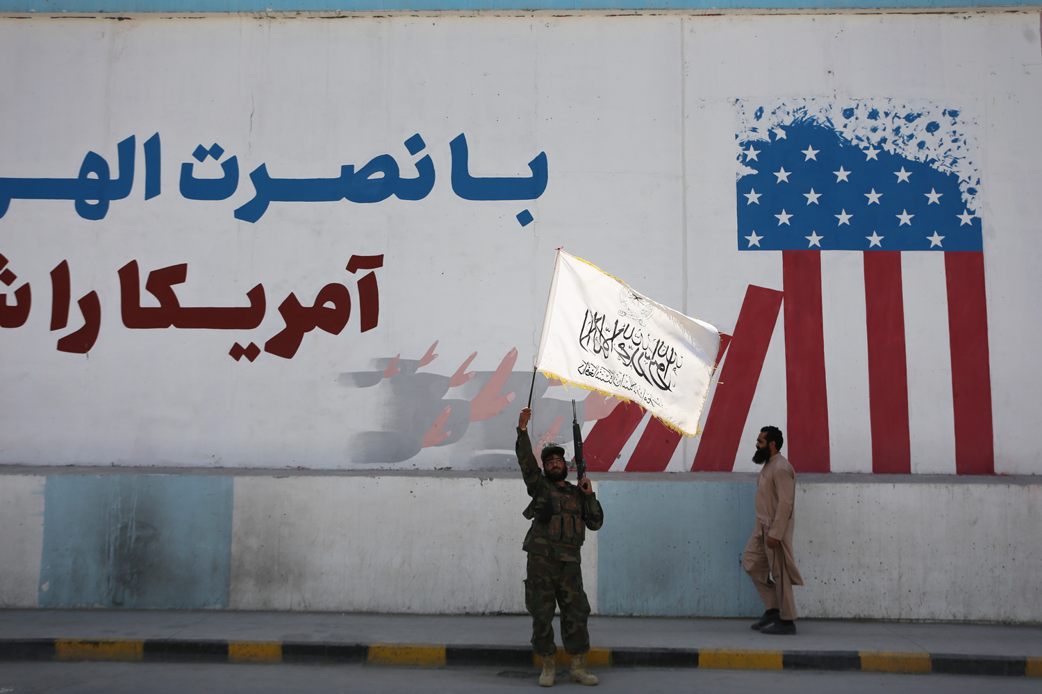 ABD'nin Afganistan'dan �ekilmesinin birinci y�l�: Kabil sokaklar�nda �o�kuyla kutlan�yor