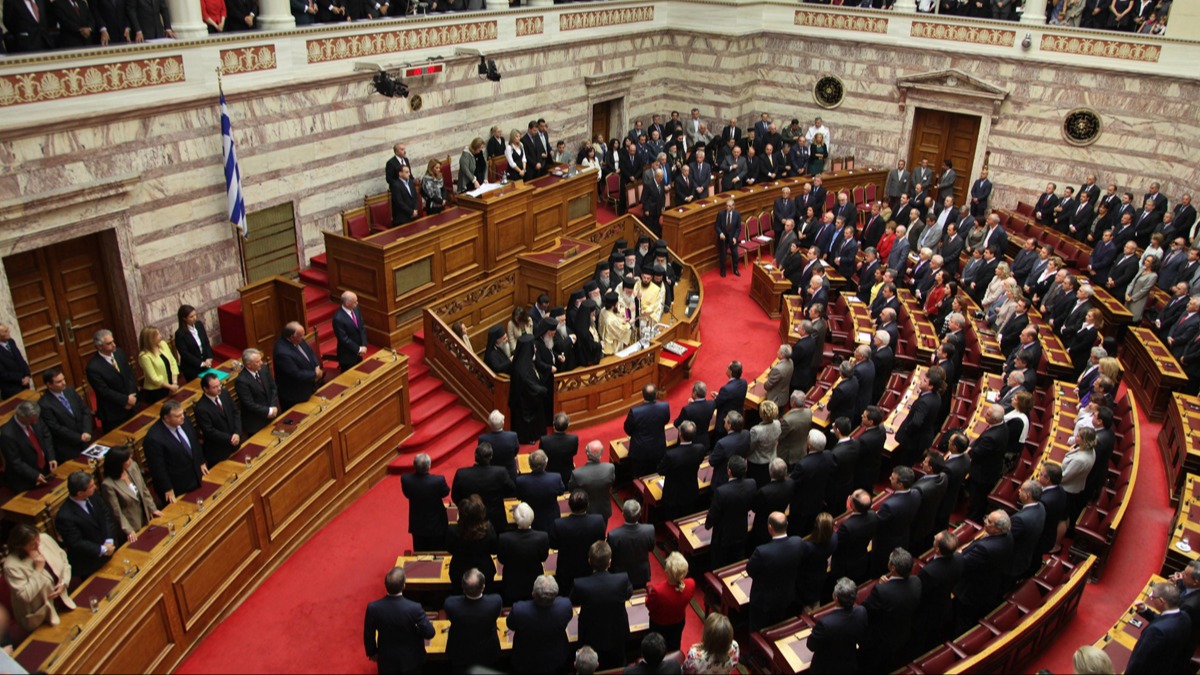 Yunan parlamentosu diken stnde! Birok siyaseti aratrma talebinde bulundu