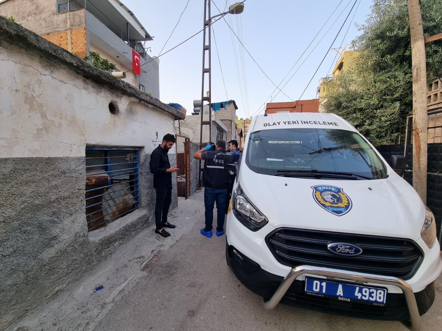 Kafas�na ta�la vurulan kad�n �ld�! Eski kocas� g�zalt�na al�nd�