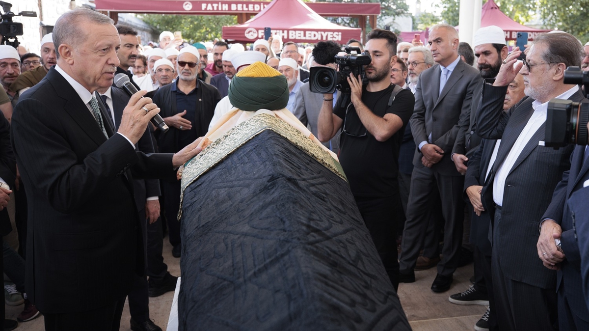 Bakan Erdoan, mutasavvf ve gnl insan mer Turul naner'in cenaze trenine katld
