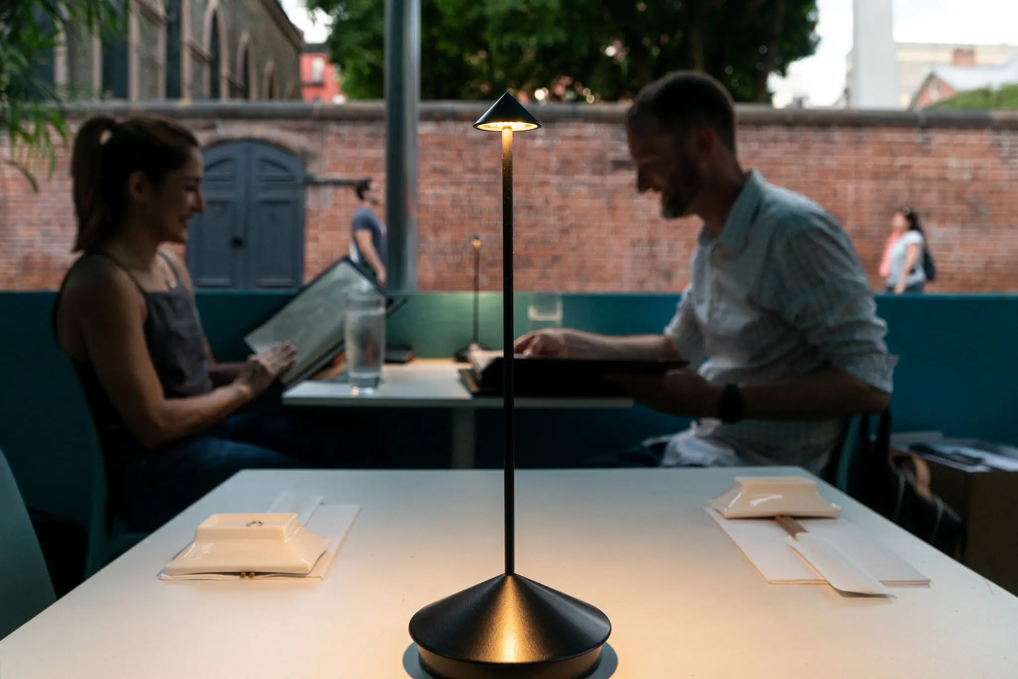 �talya'da enerji krizi! Bir restoran ���klar� s�nd�r�p mum yakt�