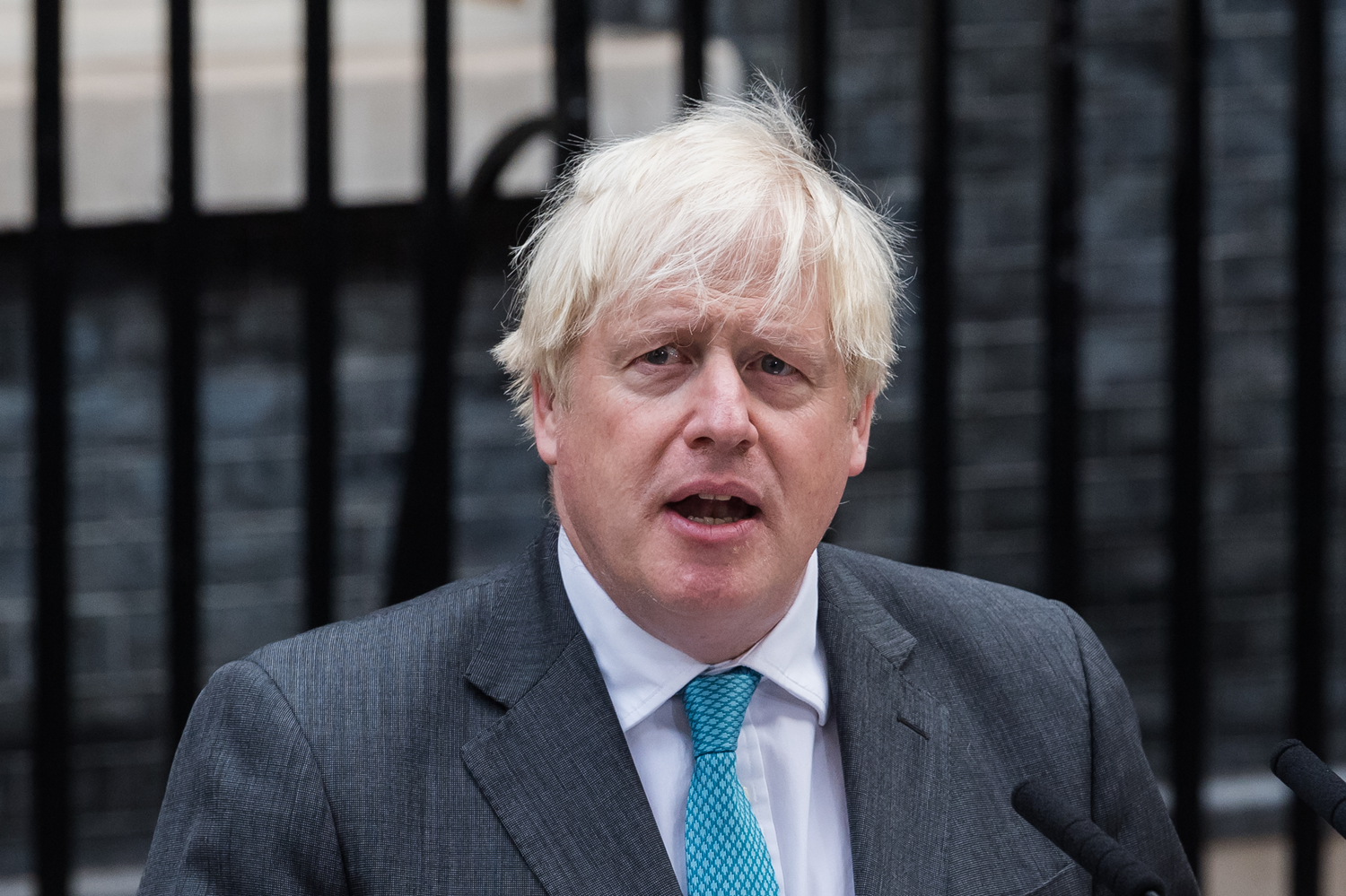 Boris Johnson, Kralie'ye istifasn sundu