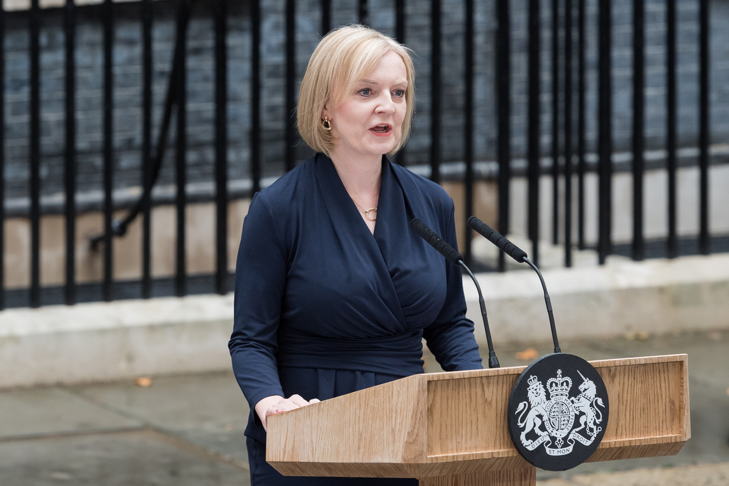 Yeni Ba�bakan Truss 10 Numara'da! 'Sorunlar� ��zece�iz'