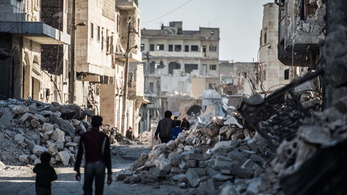Suriye'nin Halep ilinde i savata zarar gren binann kmesi sonucu 10 kii ld 