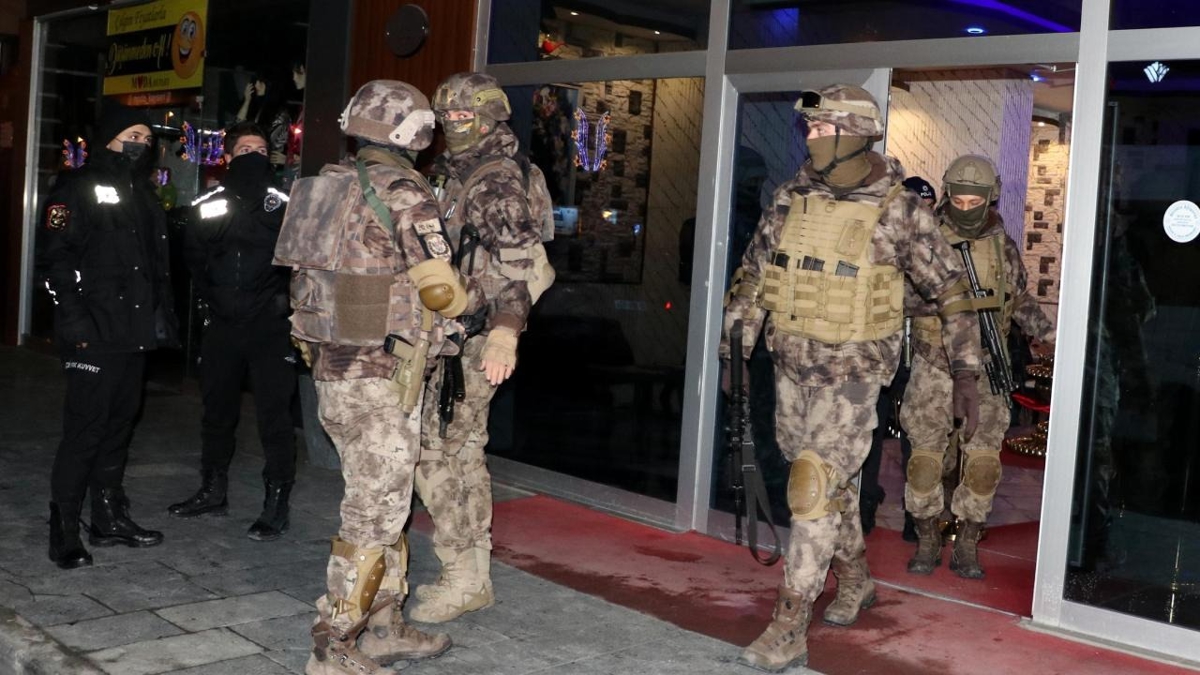 Terr rgt iltisakl yayn organna operasyon: 3 gzalt 