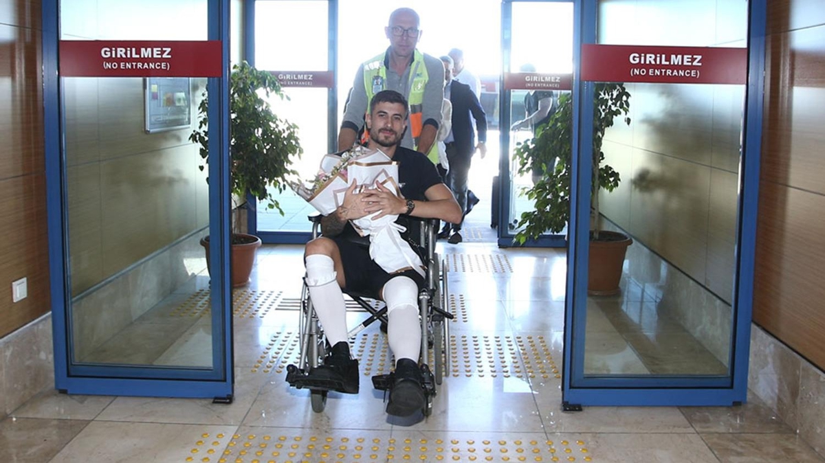 Dorukhan Tokz, ameliyatn ardndan Trabzon'a geldi