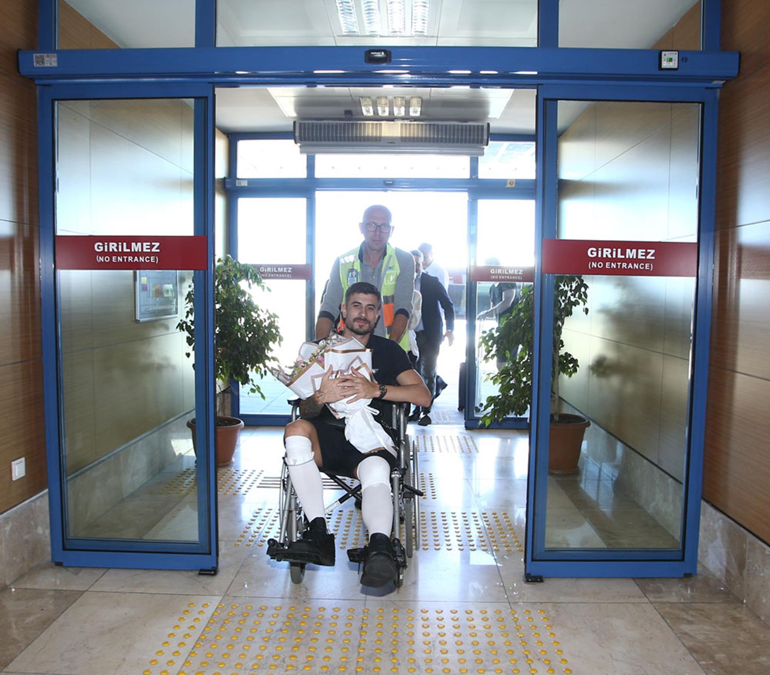 Dorukhan Tokz, ameliyatn ardndan Trabzon'a geldi