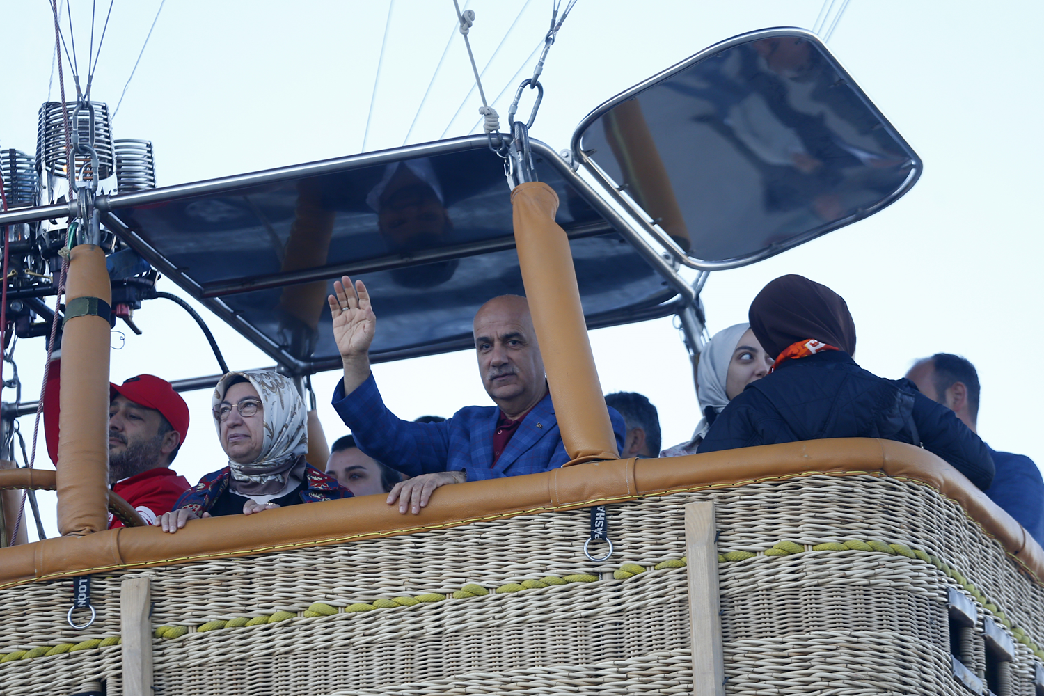 Bakan Kiri�ci Kapadokya'da yerli balon ile u�tu