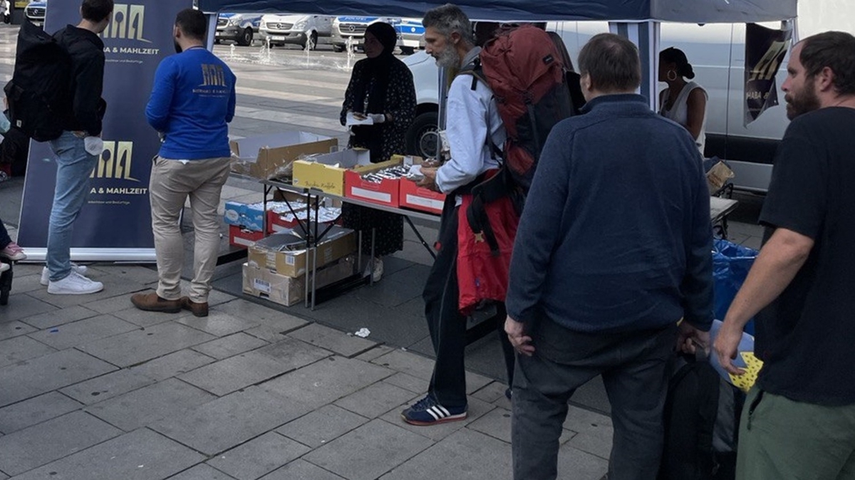Almanya'daki Trkler evsizlerle ihtiya sahiplerine yemek datt 