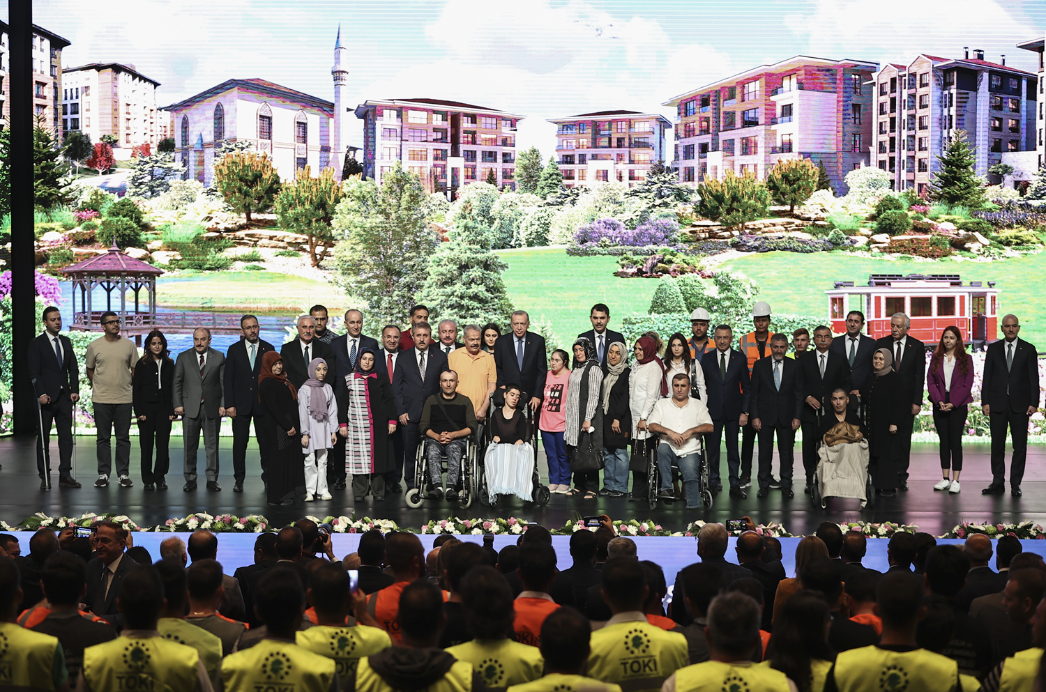Cumhuriyet tarihinin en b�y�k sosyal konut hamlesi ekonomiye ciddi hareketlilik kazand�racak