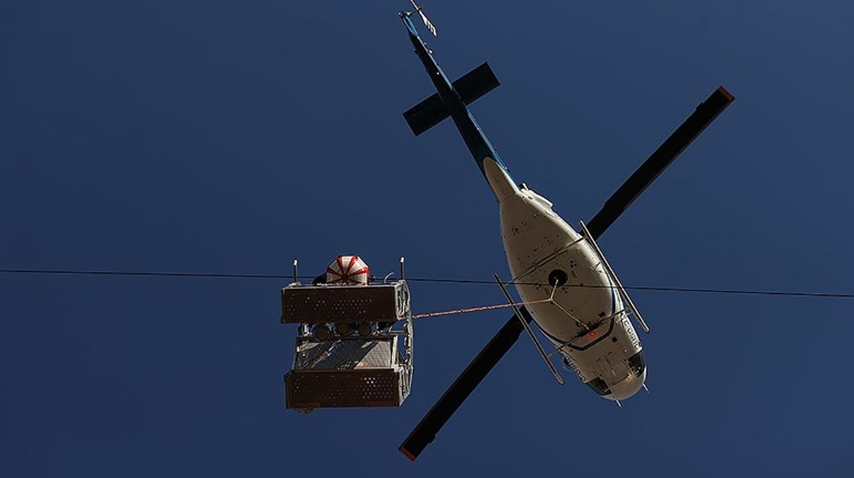Elektrik tellerinin kartallar�! Helikopterle elektrik iletim hatlar�na m�dahale ediyorlar