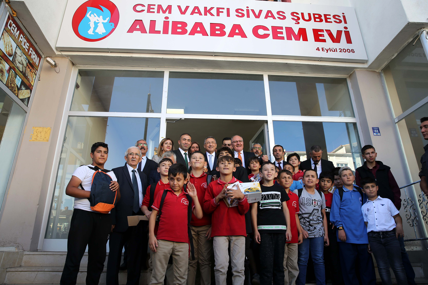 Cumhurba�kan� Yard�mc�s� Oktay, Sivas'ta Alibaba Cemevi'ni ziyaret etti