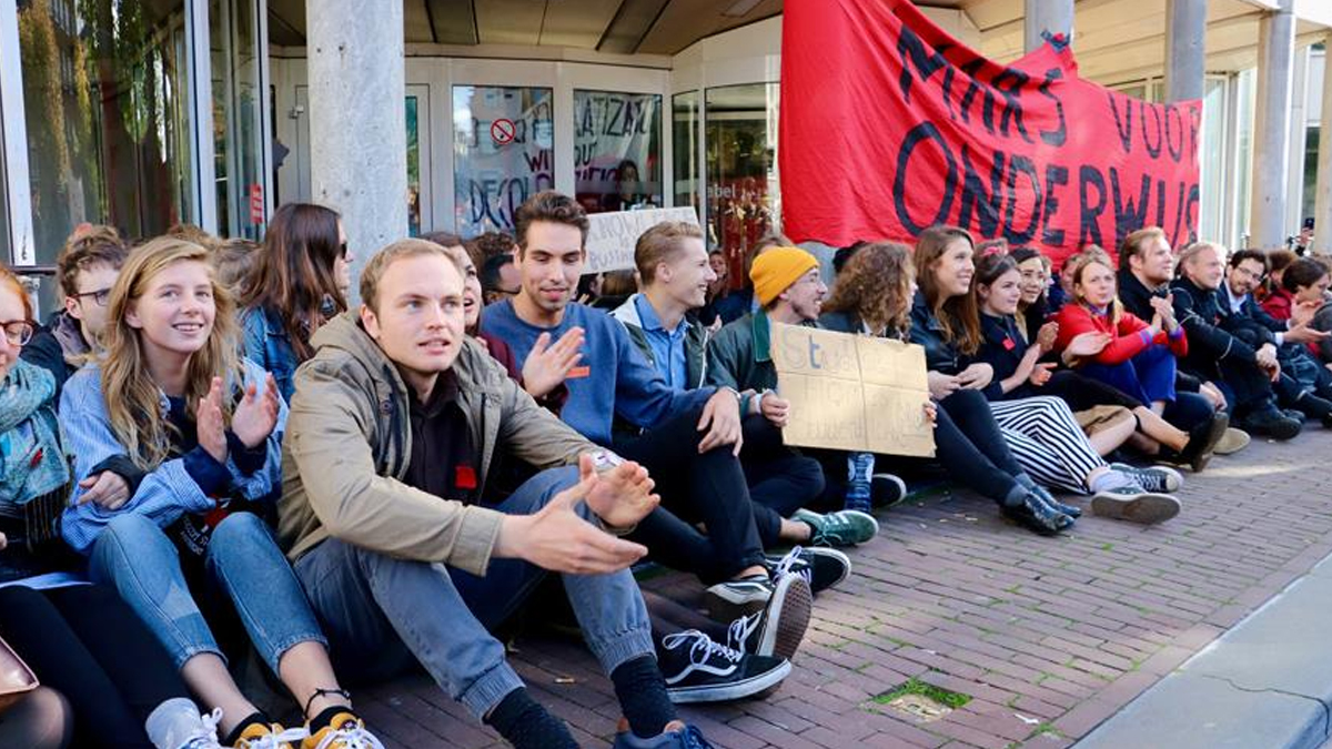 Hollandal� ��renciler bor� i�inde: 25 milyar avroyu ge�ti