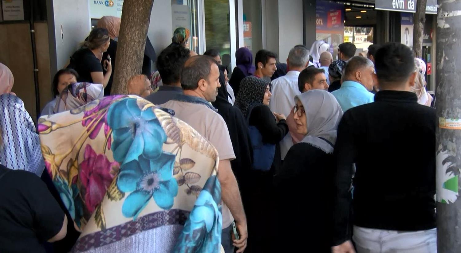 Sosyal konut ba�vurusu i�in banka �nlerinde yo�unluk s�r�yor