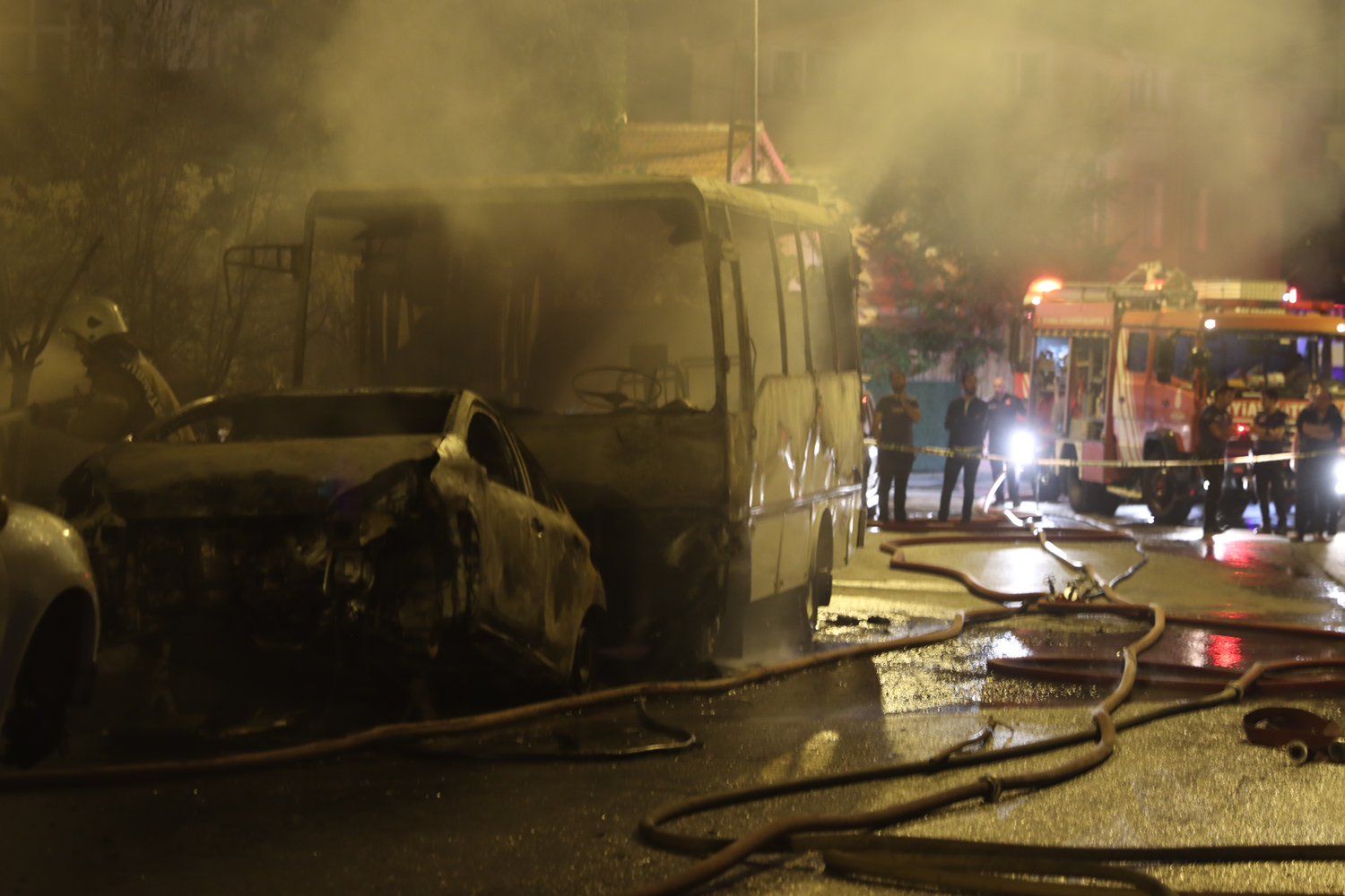 �ekmek�y'de otomobilde ��kan yang�n i� yerine s��rad�