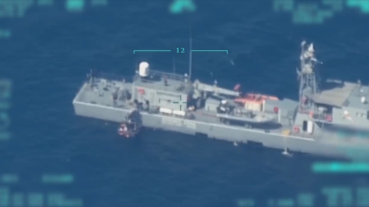 Deniz Kuvvetlerine ait HA, Yunanistan'n dzensiz gmenlerin botunu geri ittii anlar grntledi