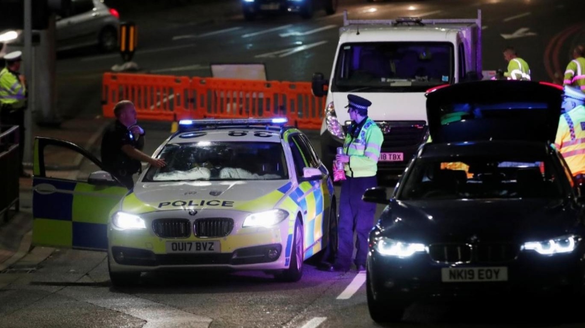 Londra'nn merkezinde iki polis memuru bakland