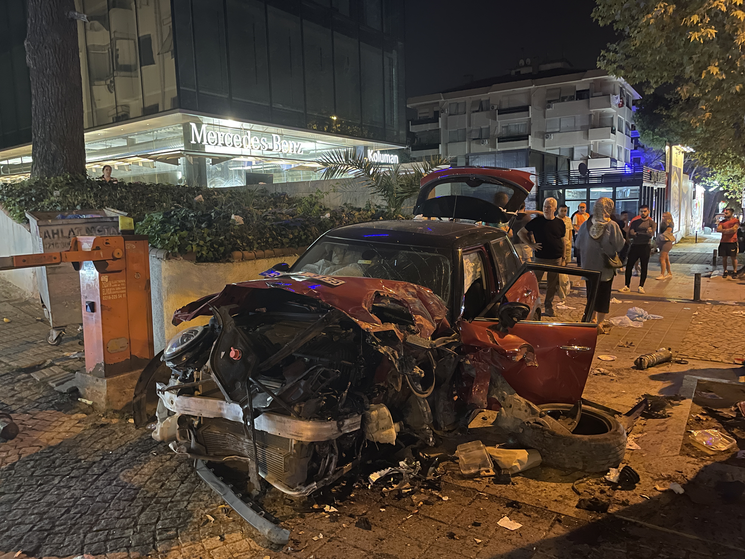 Ba�dat Caddesi'nde kaza: Ara� bu hale geldi