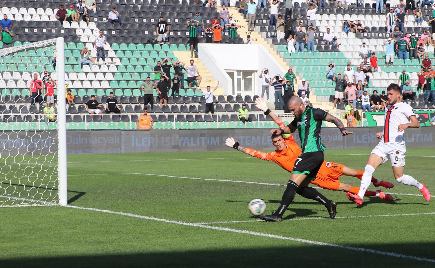 Denizlispor direklere tak�ld�