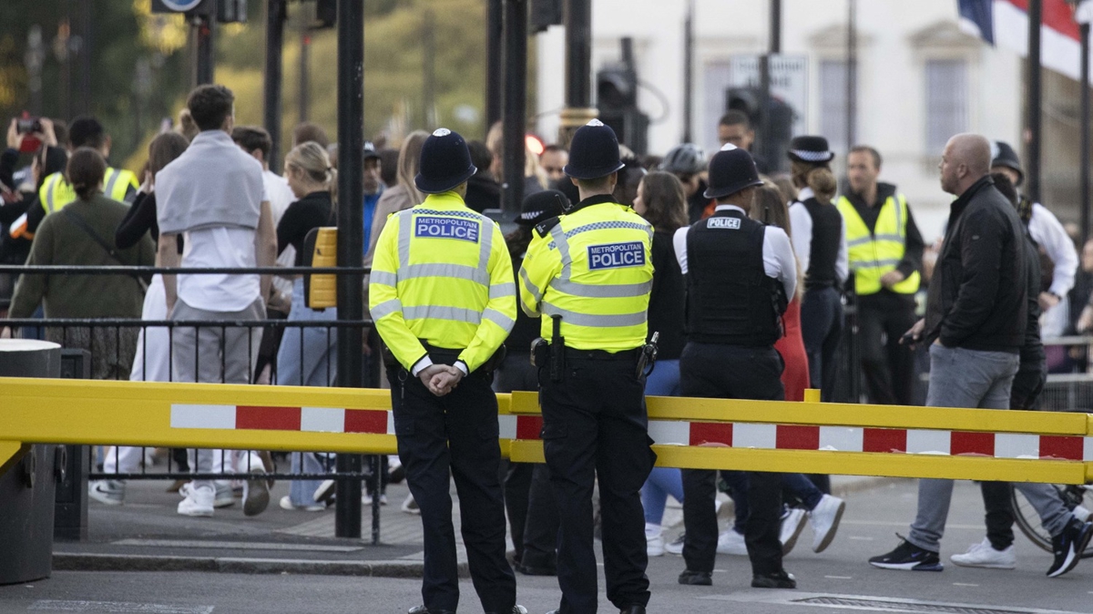Londra polisinden Kralie'nin cenaze treni iin olaanst gvenlik nlemi