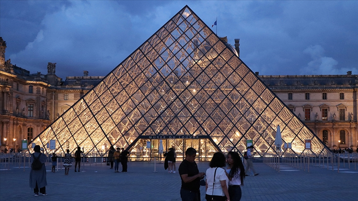 Louvre M�zesi piramidi enerji tasarrufu i�in erken karart�ld�