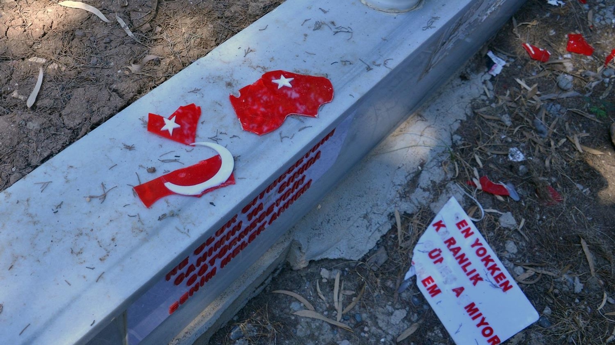 Mezarn stndeki Trk bayra motiflerini paraladlar: Bu iin peini brakmayacam