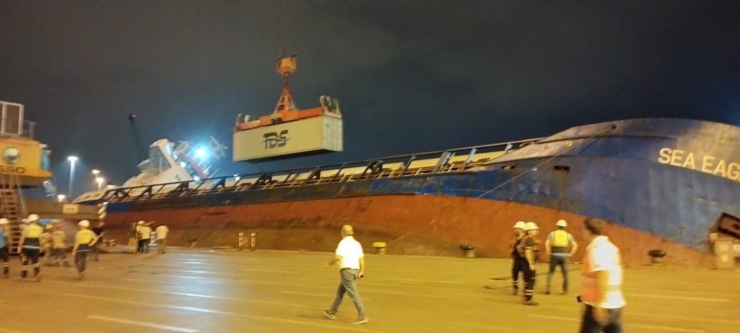 �skenderun'da limanda su alan konteyner gemisi batt�