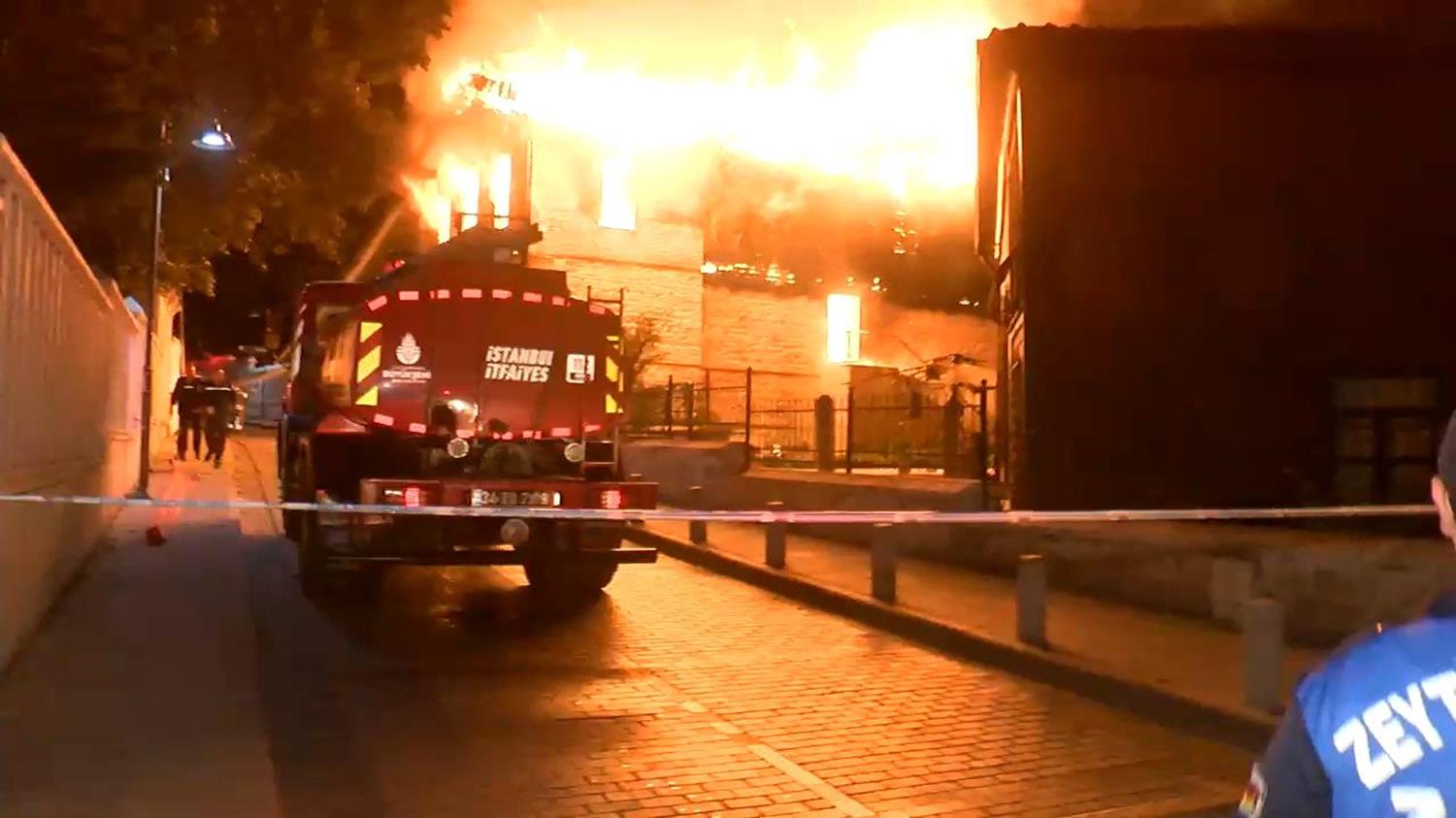Zeytinburnu'nda Tarihi Merkez Efendi F�r�n� ��kan yang�nda alev alev yand�