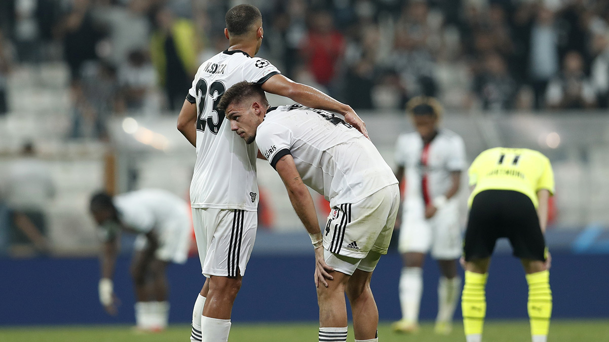 �ki futbolcunun bileti kesildi