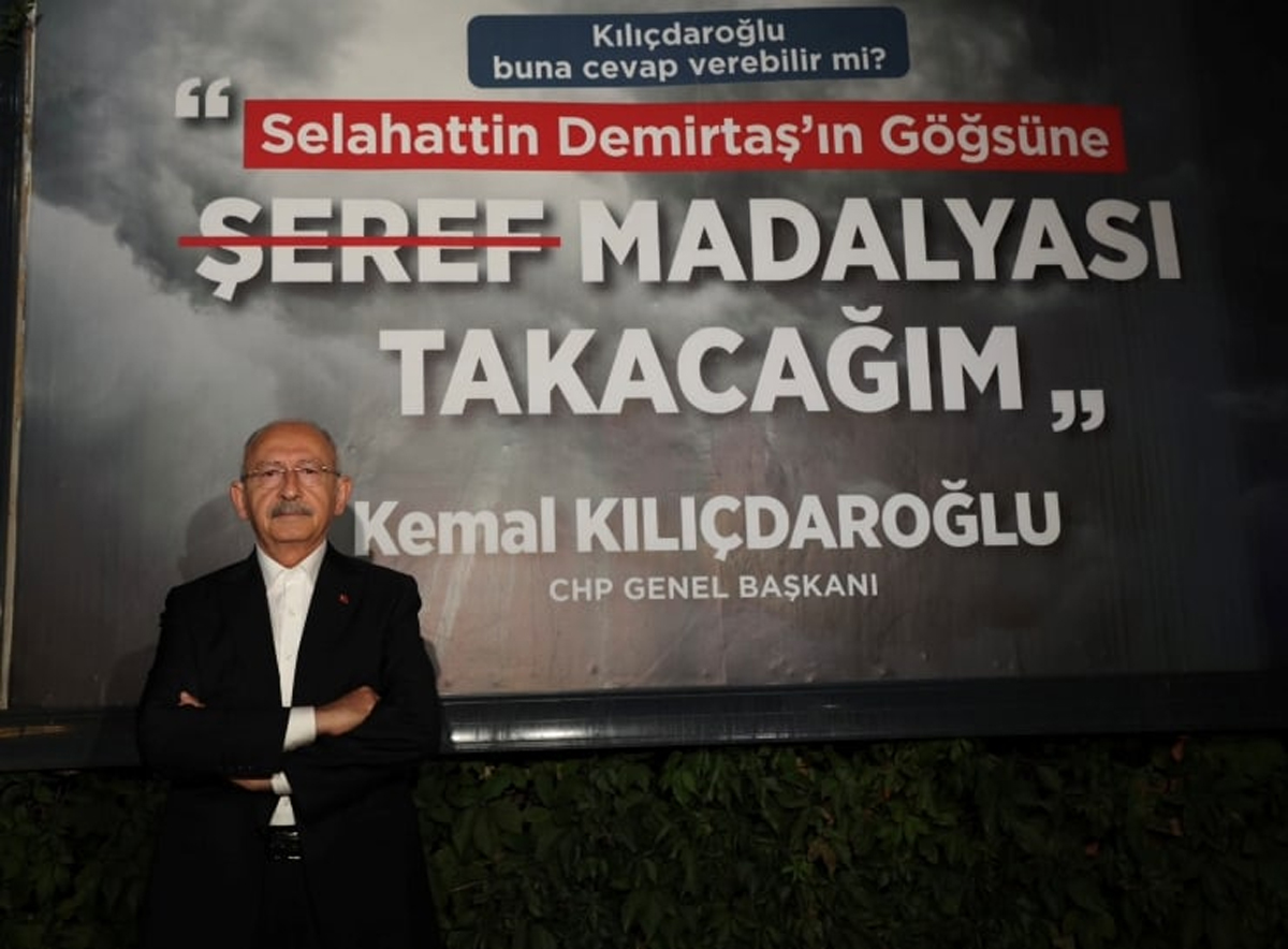 'Demirta� pankart�' �n�nde foto�raf �ektiren K�l��daro�lu'na tepki