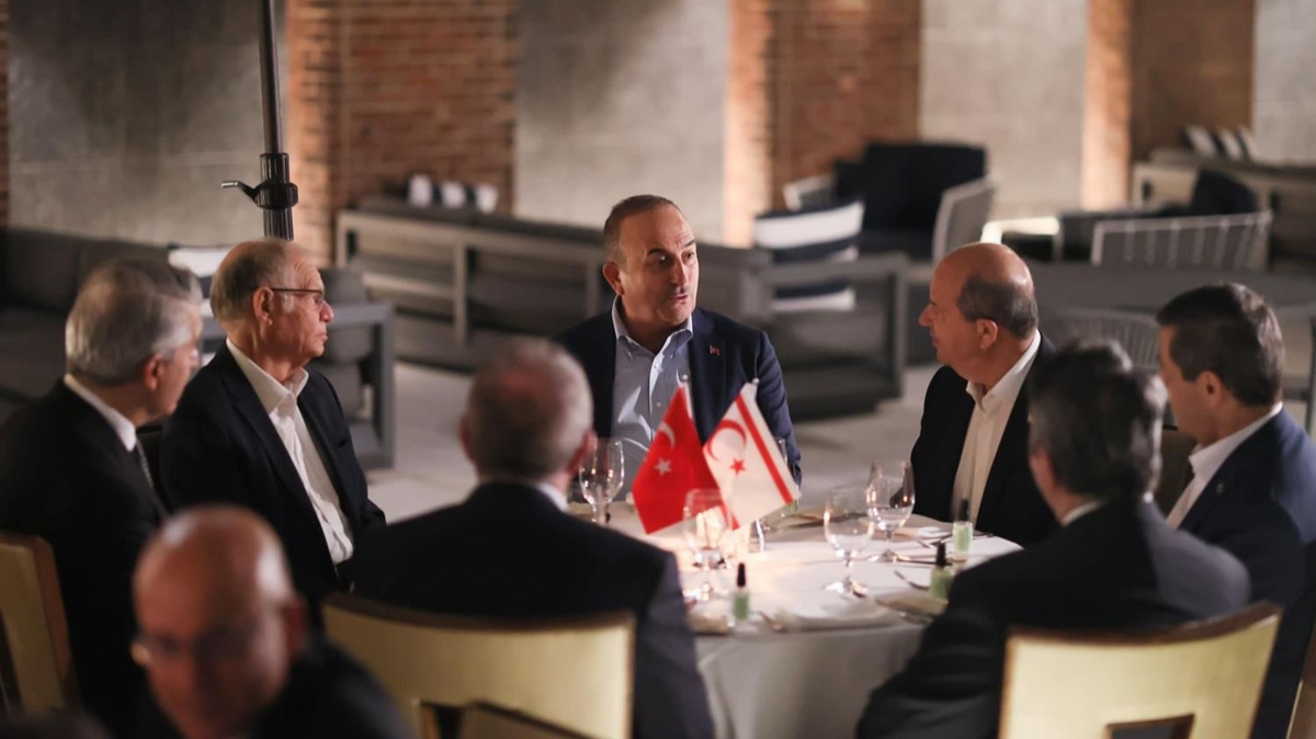 Dileri Bakan avuolu, KKTC'li siyasilerle bir araya geldi