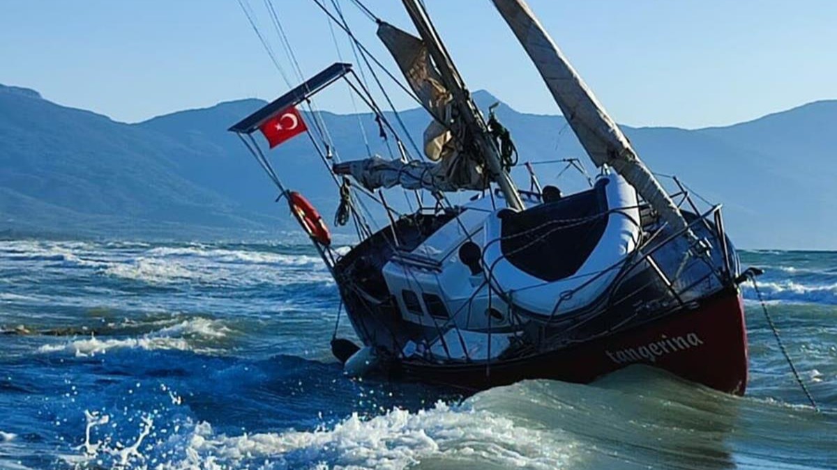 Ku adas nda Yelkenli Tekne F rt nada Karaya Oturdu Ku adas nda Yelkenli Tekne F rt nada Karaya Oturdu