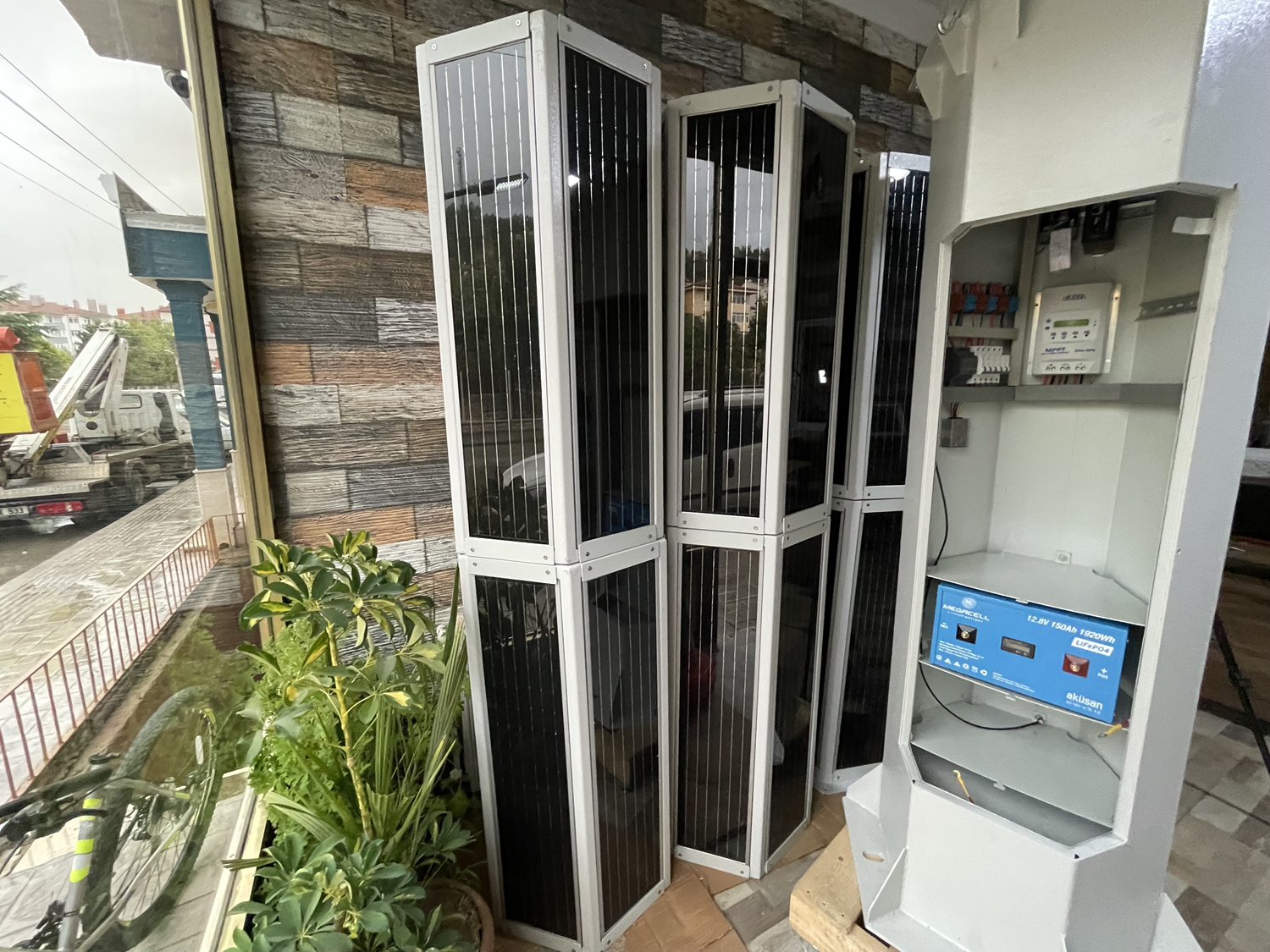 Sel felaketi sonras� kendi imkanlar�yla geli�tirdi! G�ne�ten elektrik �retiyor