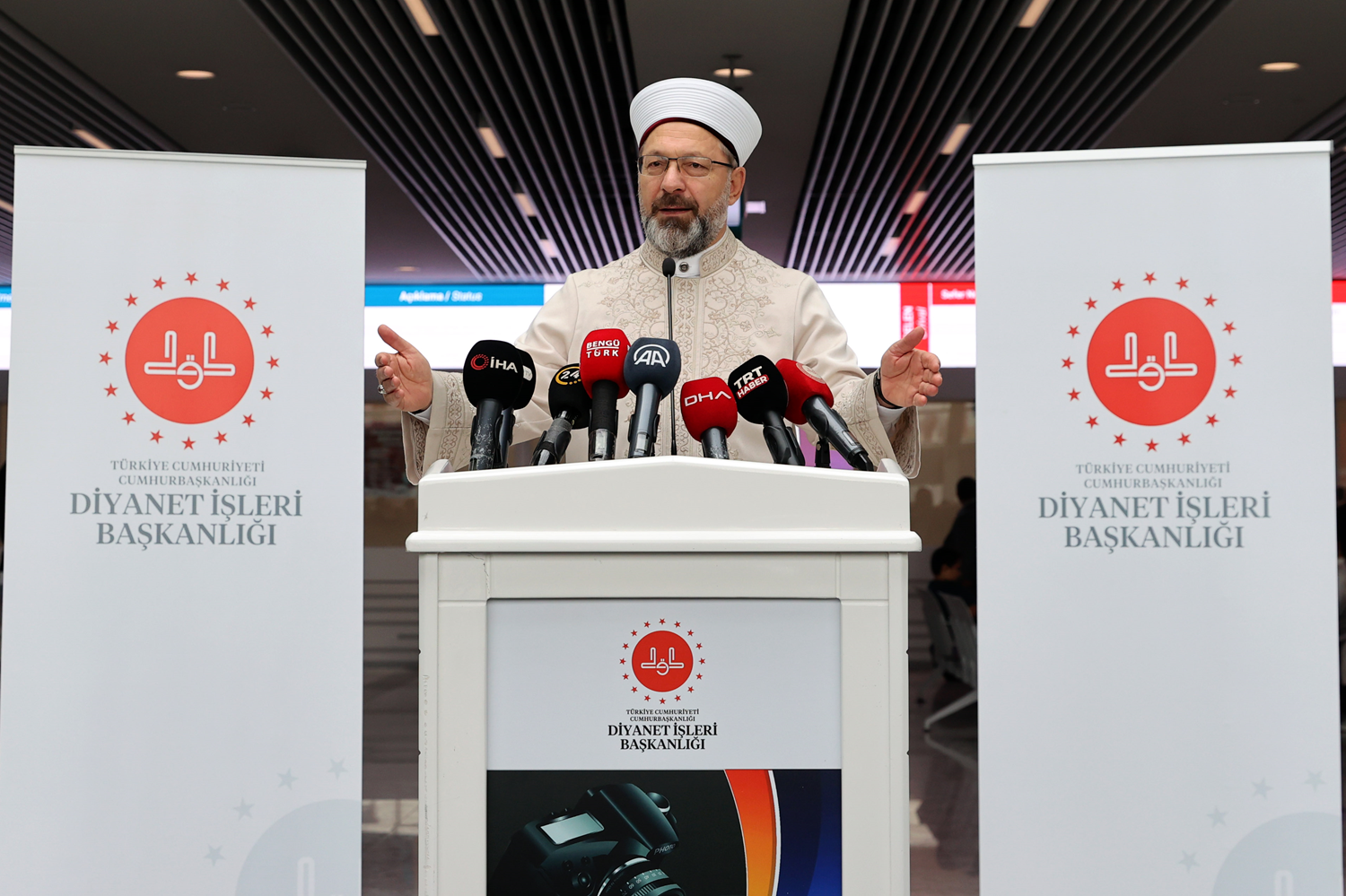 Diyanet ��leri Ba�kan� Erba�'�n kat�l�m�yla, 'Kadraj�mda Ayet Var' sergisi a��ld�