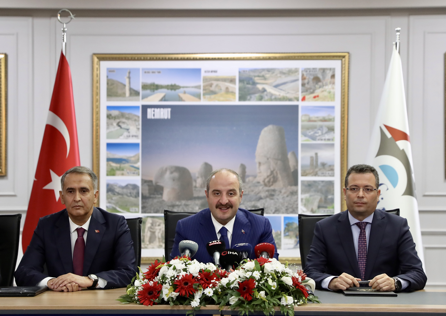 Bakan Varank: Tar�mdan turizme kadar 9 projenin imzas�n� atm�� olduk