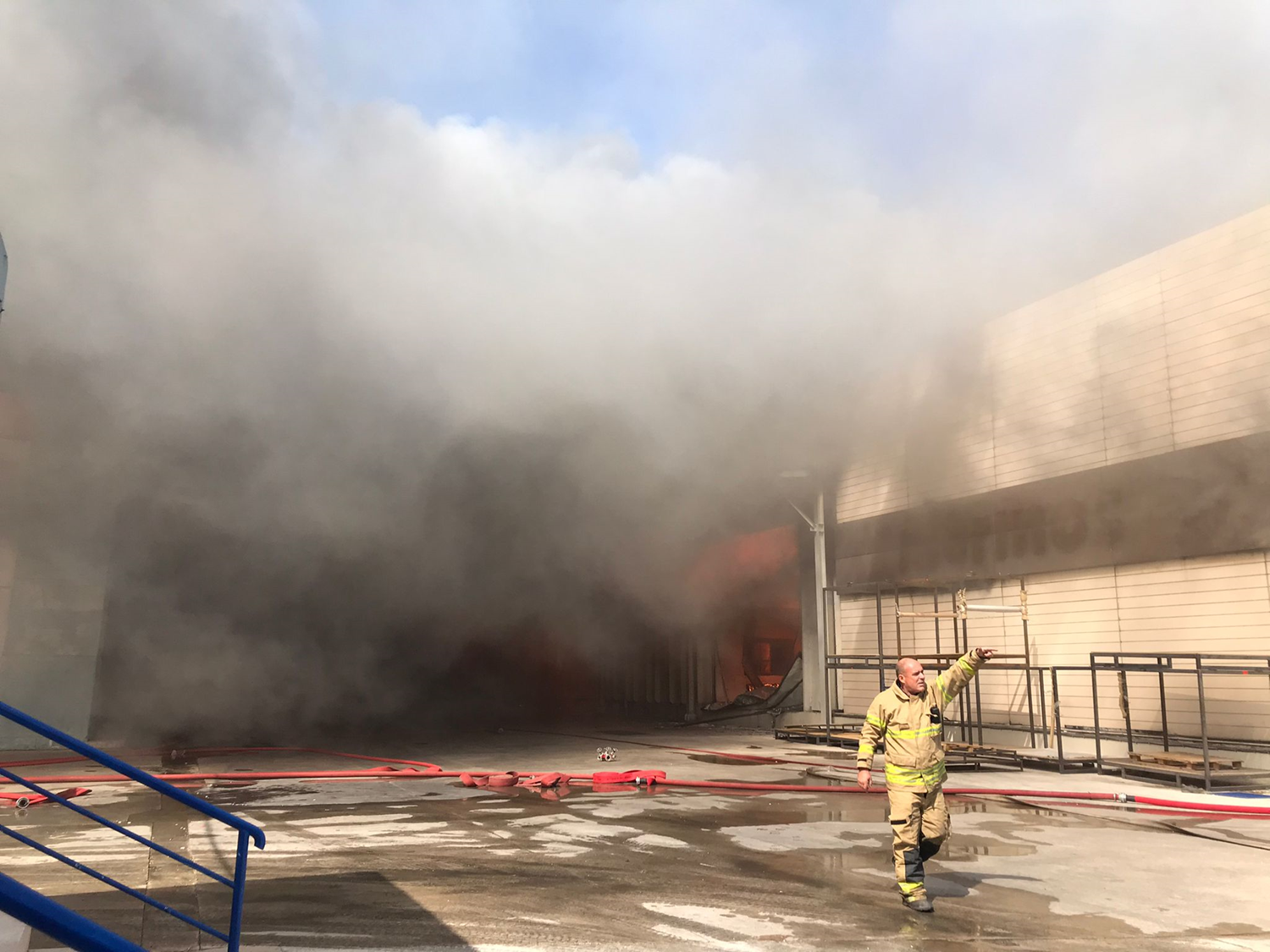 �zmir'de b�y�k yang�n: 3 saatte kontrol alt�na al�nd�