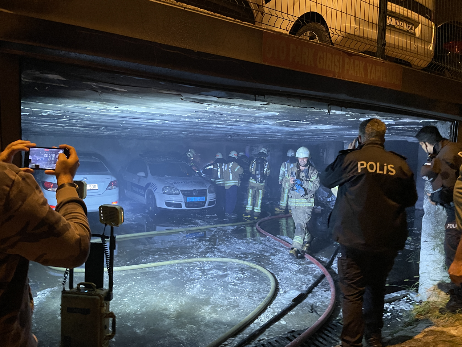 Kapal� otoparkta yang�n: Ara�lar kullan�lamaz hale geldi