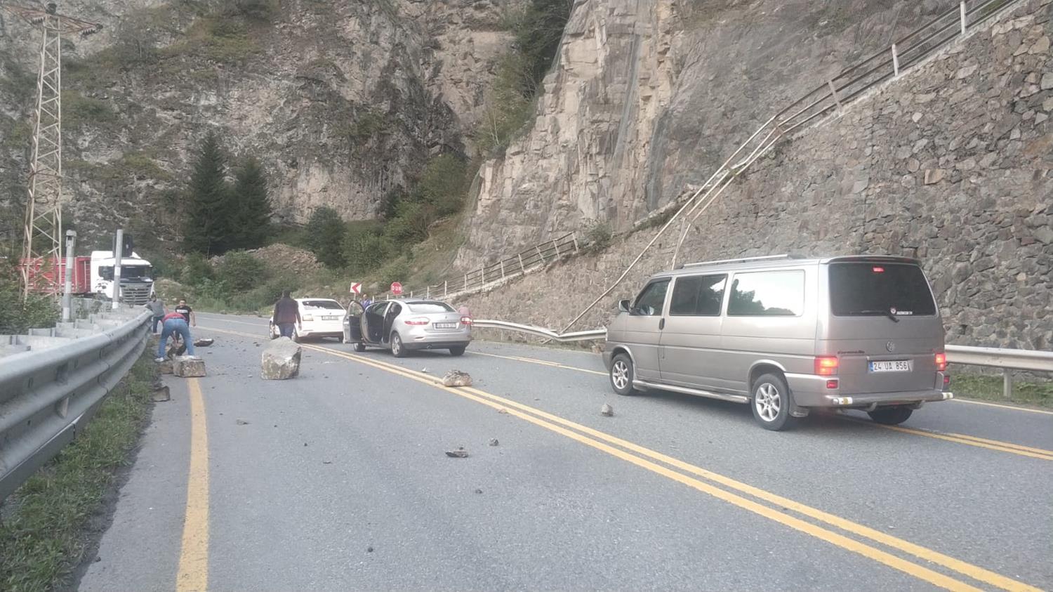 Zigana Da��'ndan karayoluna d��en kayalar� s�r�c�ler temizledi