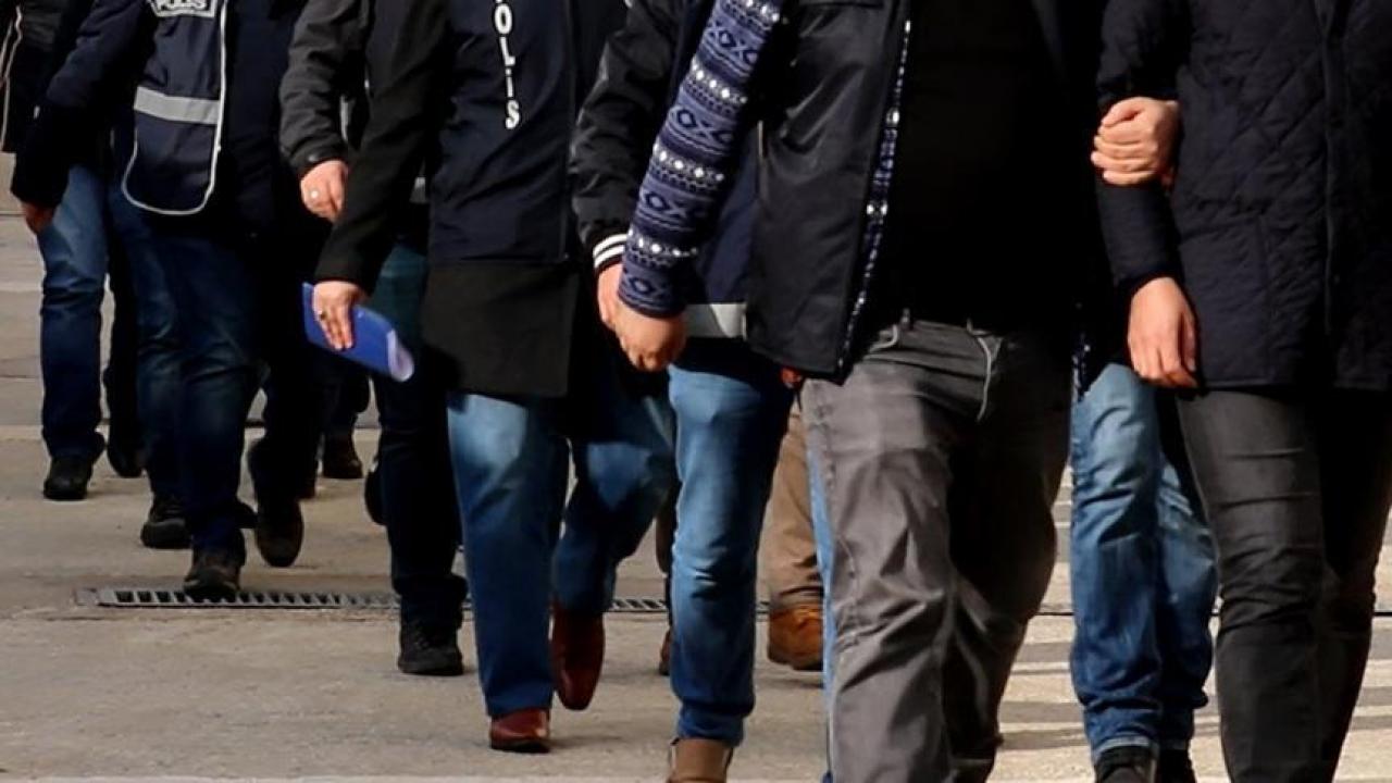 Adana'da aralar�nda doktorlar�n da bulundu�u 28 ki�iye g�zalt�