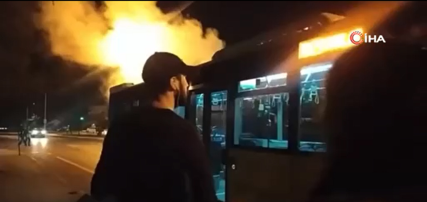 Pendik'te korku dolu anlar! �ETT otob�s�nden dumanlar y�kseldi