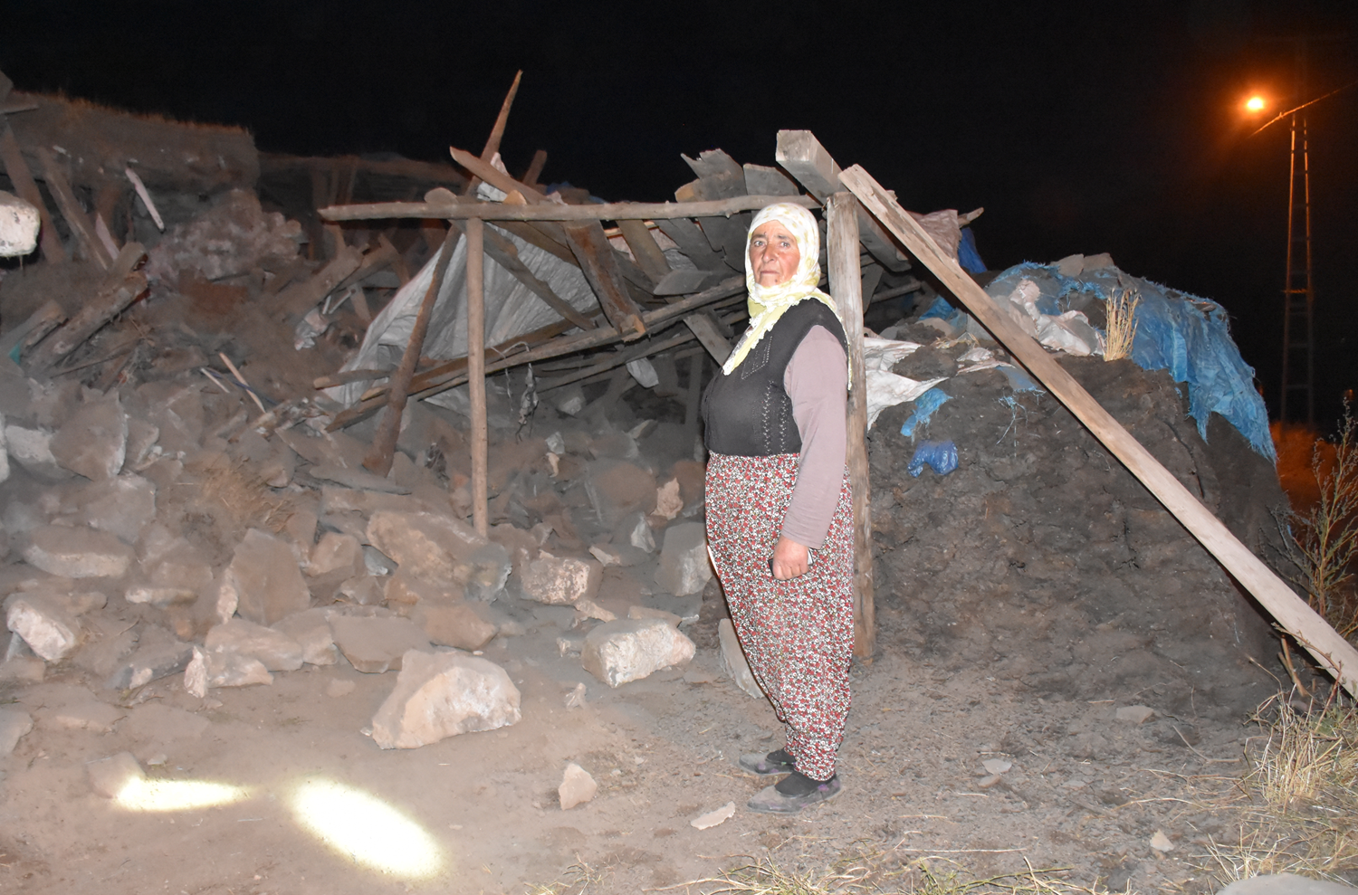 Ardahan'daki depremde ta yapl baz evlerin duvarlar ykld, 1 kii yaraland