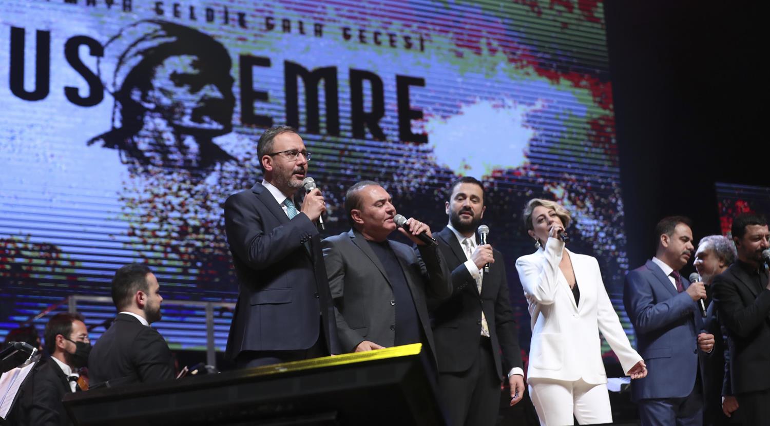 Bakan Kasapo�lu'ndan s�rpriz: : Yunus Emre an�s�na �iir okudu