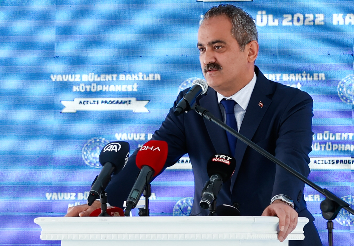 Bakan �zer: Kitap say�m�z� 100 milyona ��kartaca��z