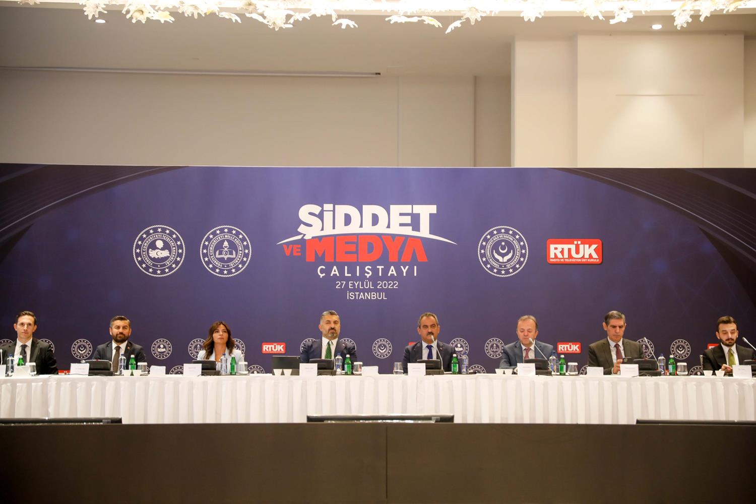 Bakan �zer: Yanl�� bilginin hakikate kar�� i�lenmi� bir �iddet oldu�una inan�yorum
