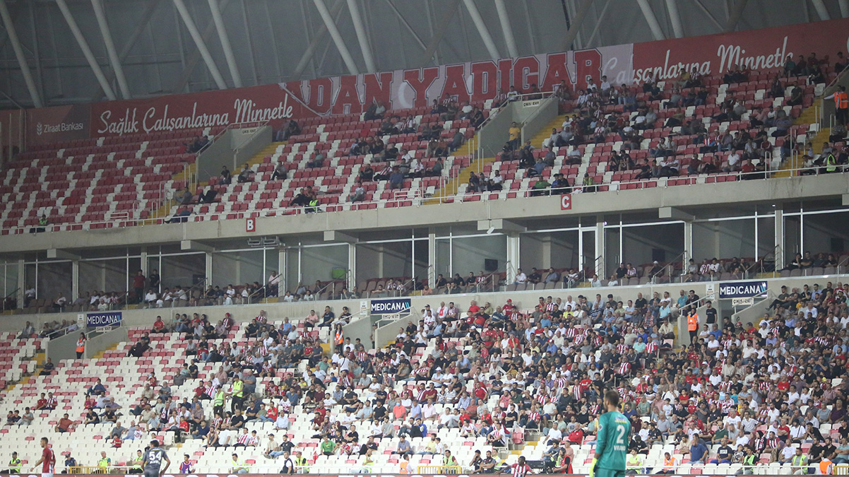 Taraftar� Sivasspor'u yaln�z b�rak�yor