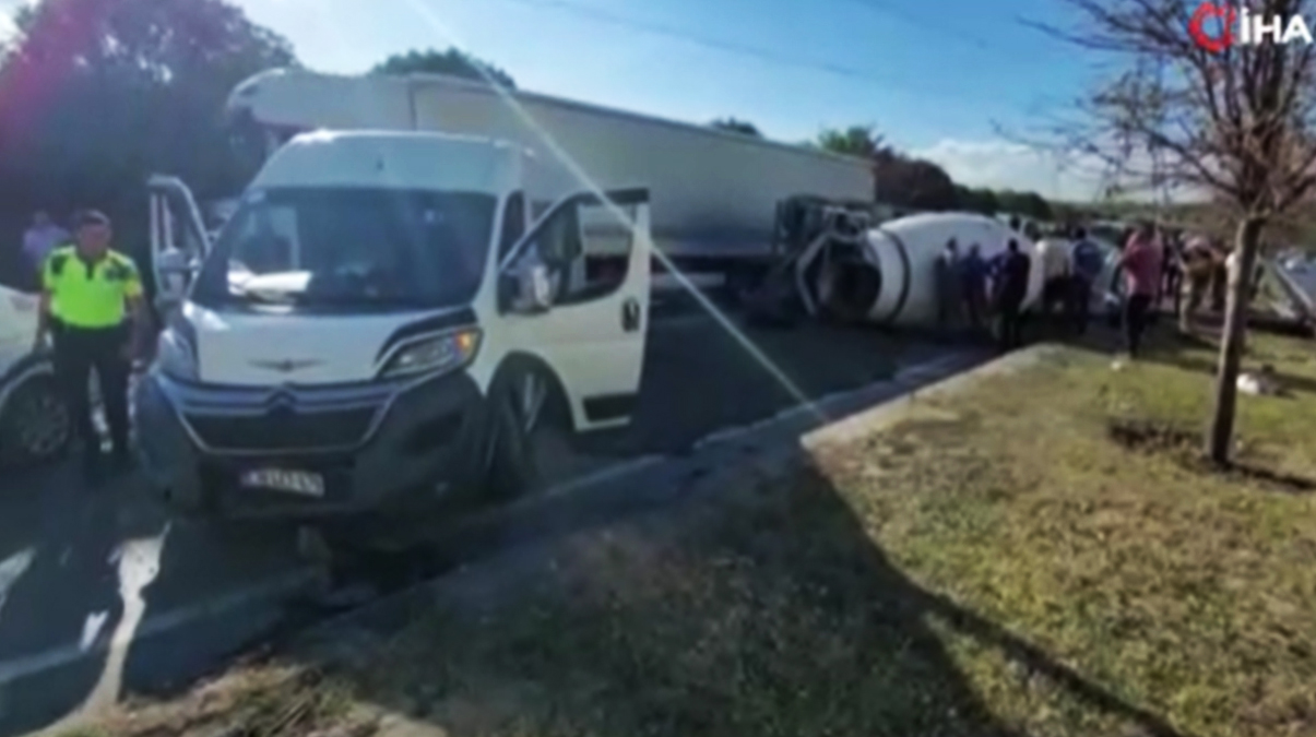 Sultangazi'de motosikletliye �arpmamak i�in manevra yapan beton mikseri devrildi