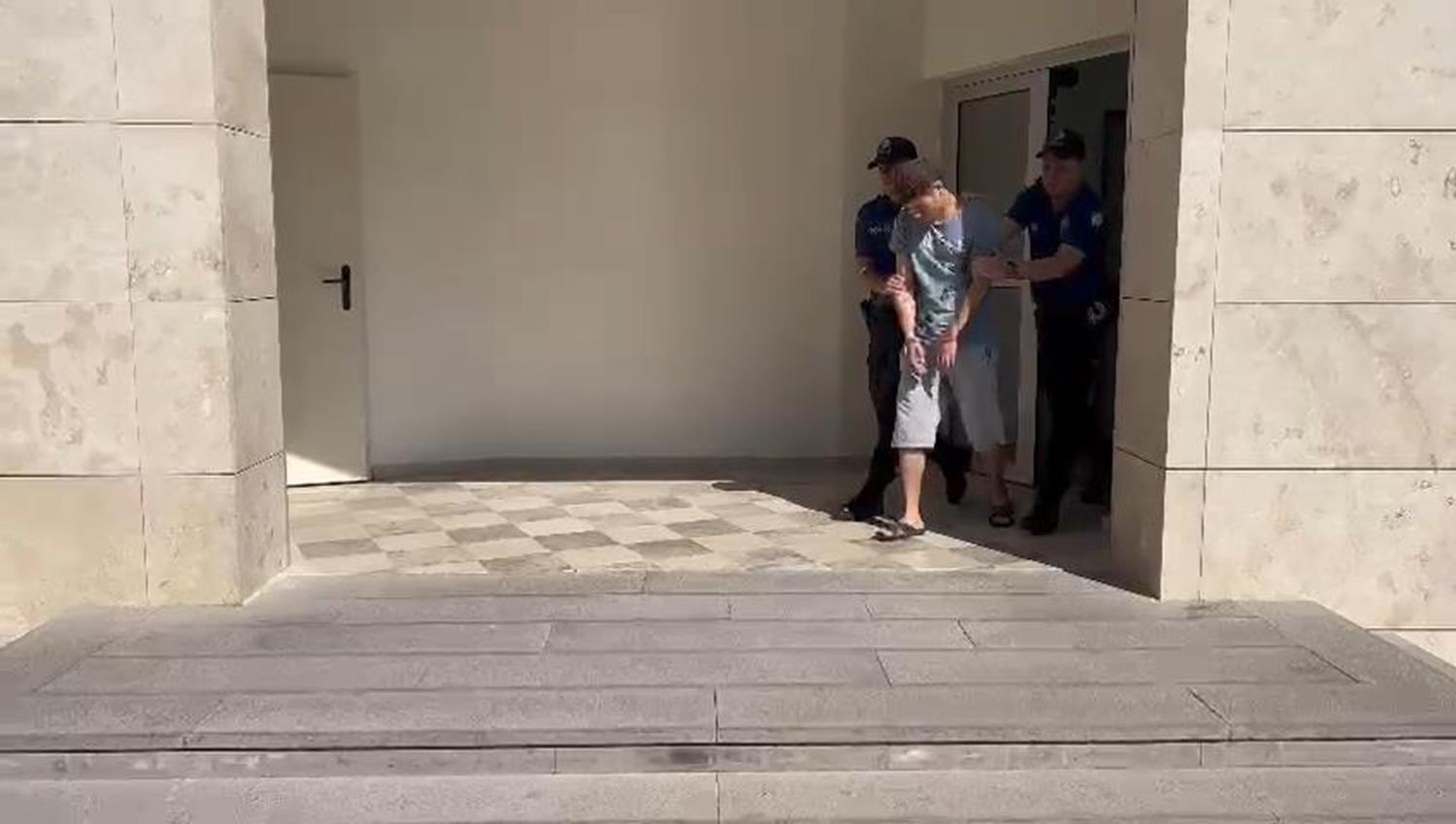 Gaziosmanpa�a'da eczanede gen� kad�na yumruk atan sald�rgan tutukland�